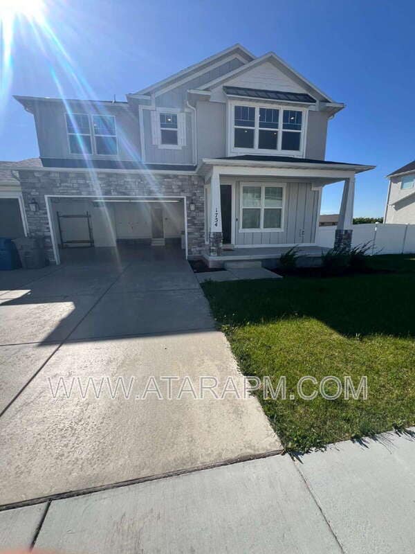 Building Photo - 1754 Oakwood Ln