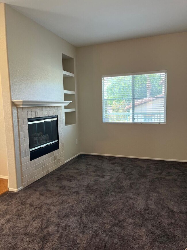 Building Photo - 3 Bedroom 2 1/2 bath Murrieta Townhome