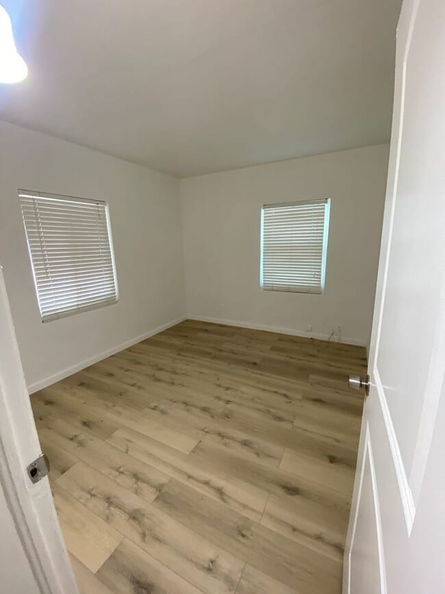 Building Photo - Freshly painted 2/1 block house with central A/C