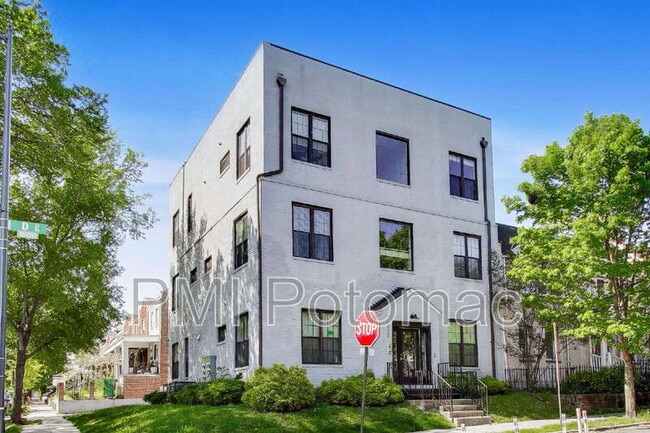 Building Photo - 1839 D St NE