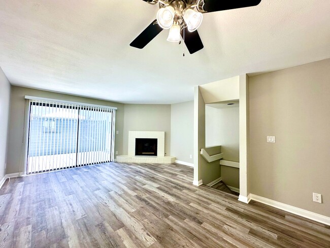 Building Photo - FOR RENT: 2Bd/2.5Ba Upgraded Townhome In T...