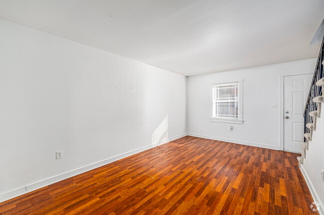 2BR, 1BA - 725SF - Living Room - Commerce Street