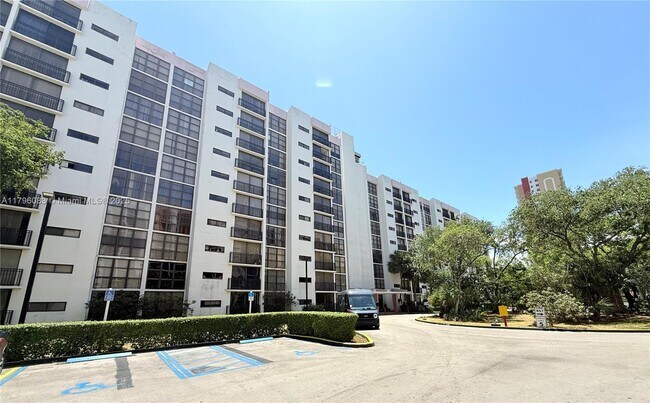 Foto del edificio - 16909 N Bay Rd
