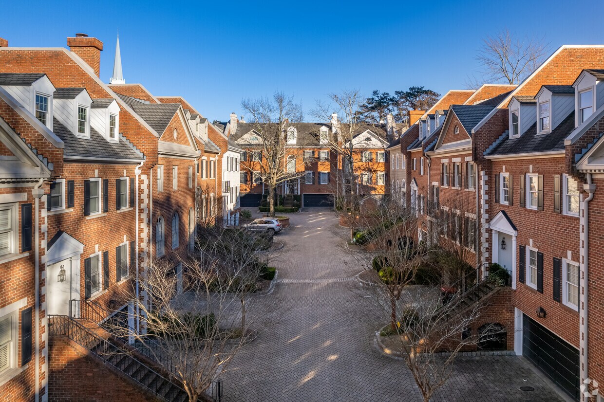 Foto principal - 2 W Wesley Rd NW