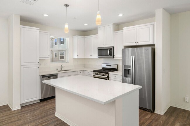 Building Photo - Available now! Beautiful 2 bedroom 2.5 bat...