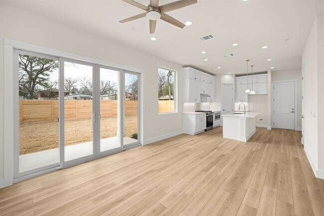 Foto del edificio - 6107 Richardson Ln