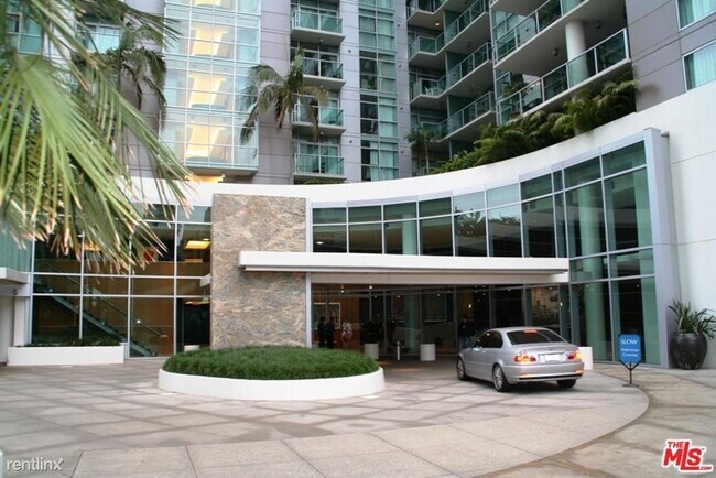 13700 Marina Pointe Dr, Marina del Rey, CA 90292 House