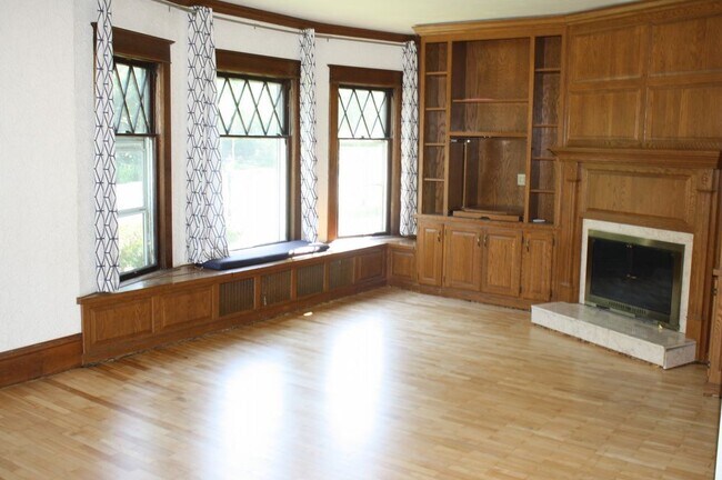 Building Photo - Large 5 Bedroom Home