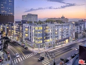 Building Photo - 1120 W 6th St