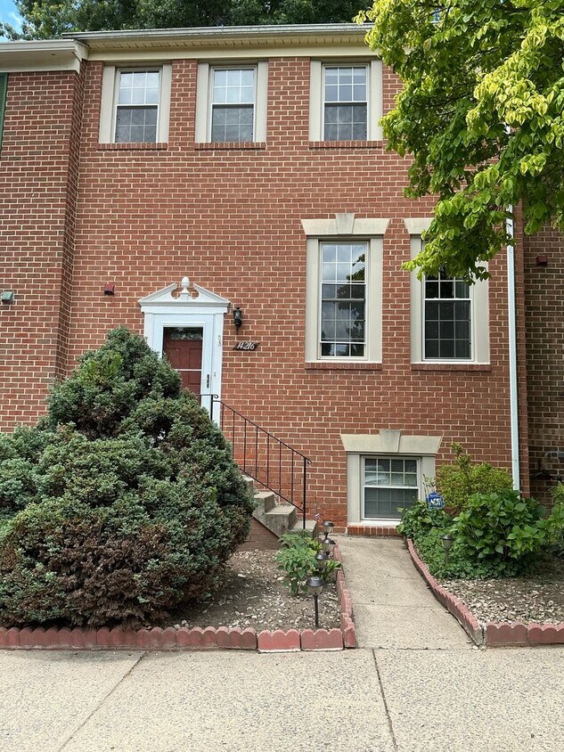 Very well maintained 3BR 3.5BA 3 level Colonial Townhome with fully fenced yard - Very well maintained 3BR 3.5BA 3 level Colonial Townhome with fully fenced yard