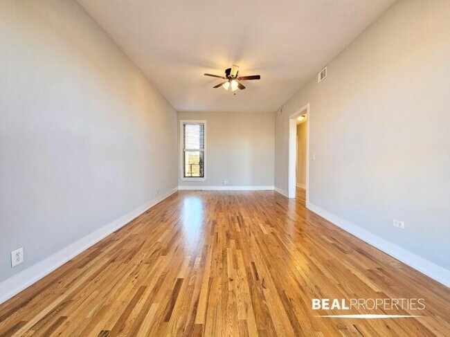 Foto del edificio - 3 bedroom in CHICAGO IL 60657
