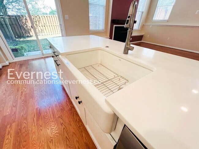 Foto del edificio - 4 Bed, 3.5 Bath Home with Garage / Pet-Friendly / Available Soon!