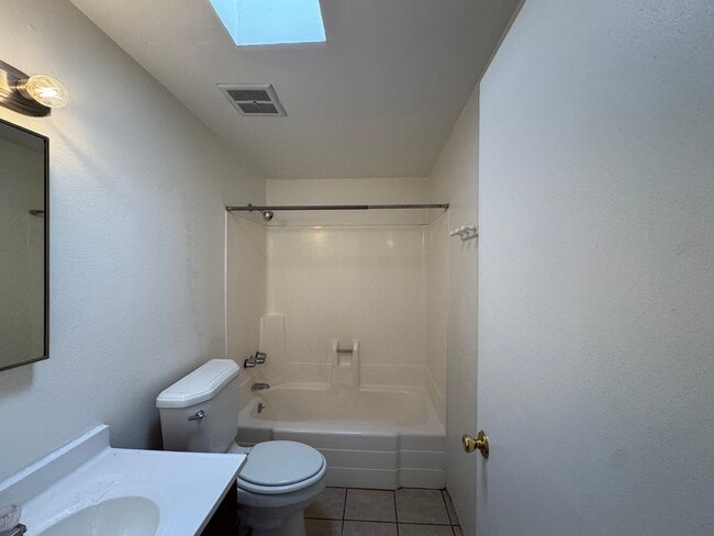Building Photo - 2Bdm 1 Bath, Washer/Dryer Hookups, Will no last long!