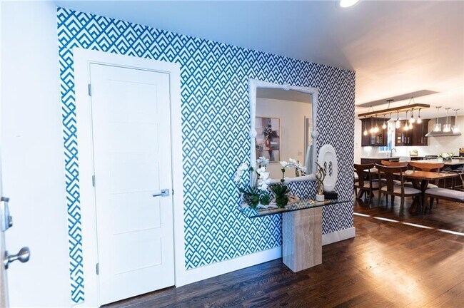 Building Photo - 3844 Longview Dr