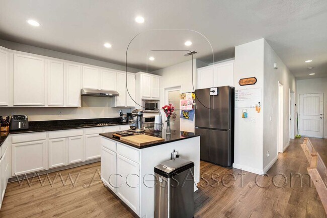 Building Photo - Live the Lake Life! Stunning 4 Bed/2.5 Bat...