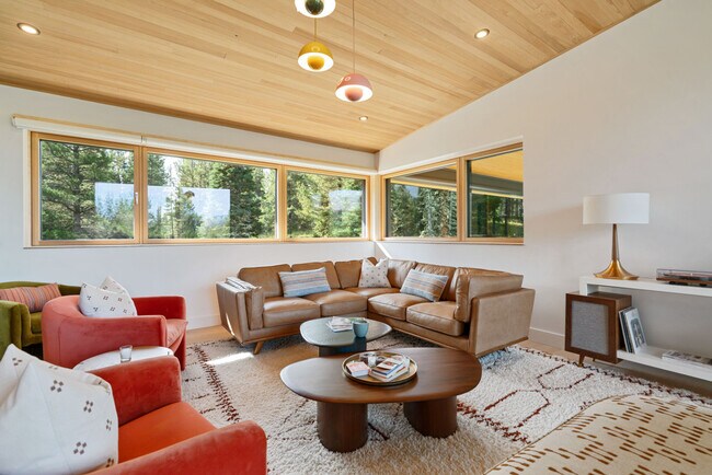 Foto del edificio - 730 Solitude Ln