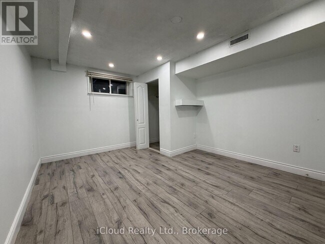 Building Photo - 41 Manitou Crescent