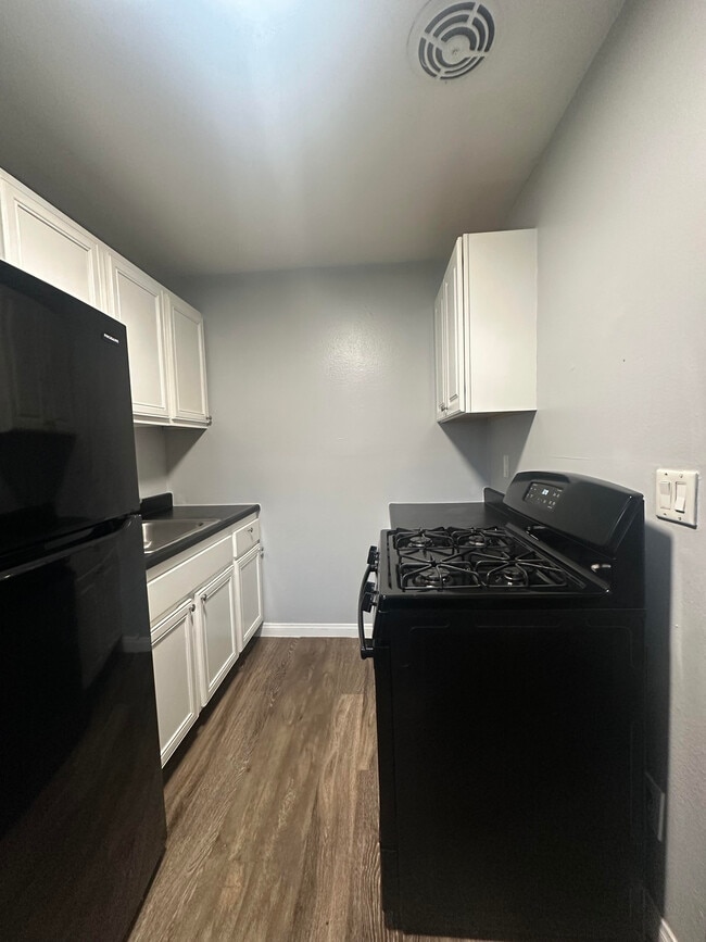 Foto del edificio - Vista Hermosa Apartments - All Utilities Incl