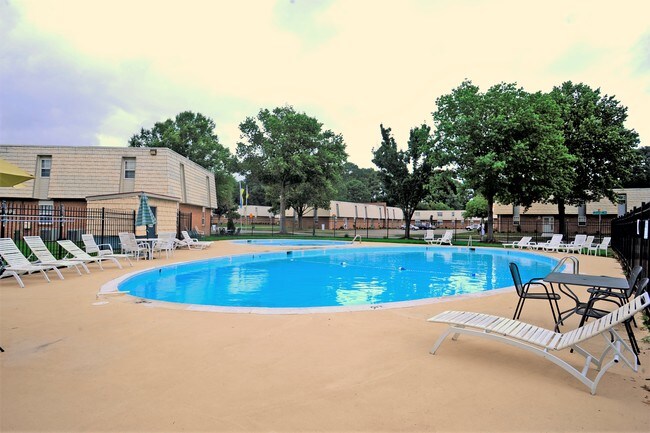 Foto principal - Newport Lake Apartments