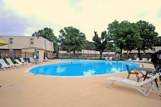 Foto principal - Newport Lake Apartments