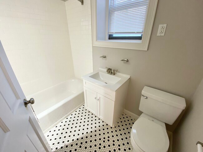 Building Photo - 15 Edgerly Rd