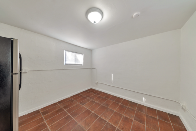Building Photo - 909 S 35th Ave