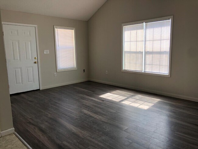 Foto del edificio - 103 Elm Tree Ln