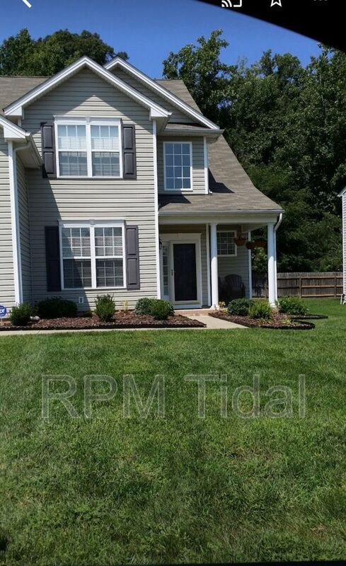 Foto principal - 405 Queensbury Ln