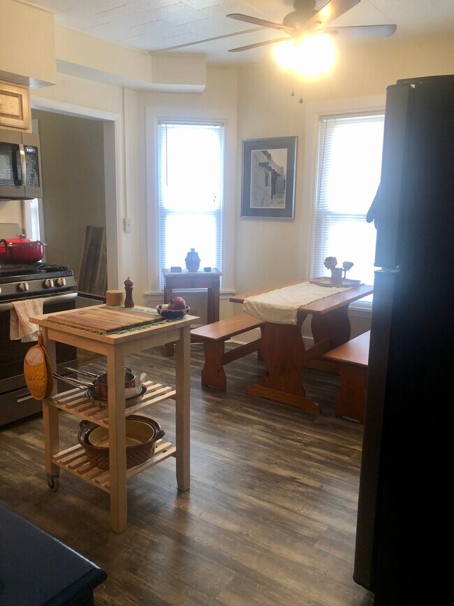 Eat-in Kitchen - 302 E Lincoln St