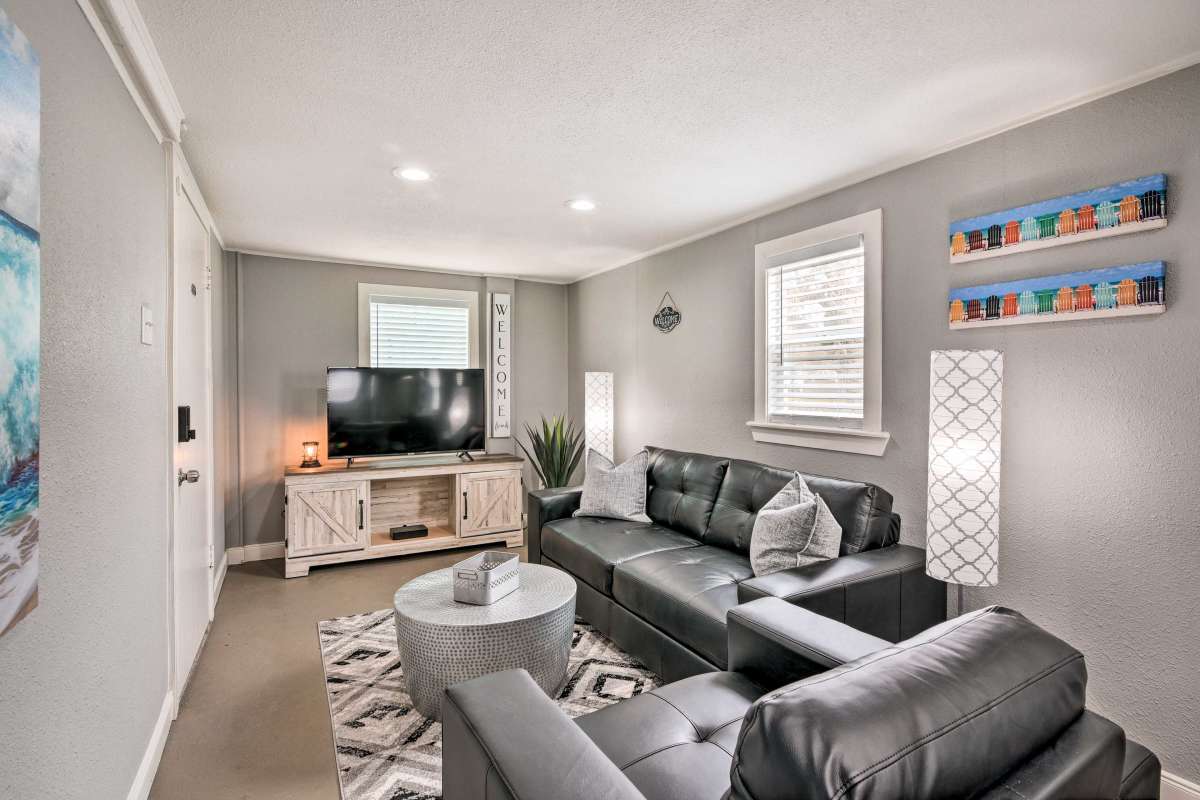 Living room with 50" smart tv, free Wi-Fi - 5205 Avenue R 1/2
