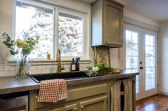 Foto del edificio - Ranch Style Northeast Bend 3 BR - 2 BA