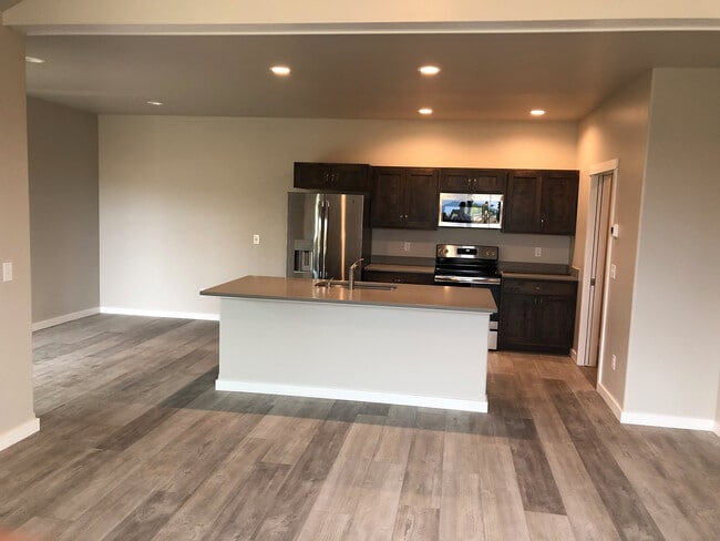 Building Photo - Modern Townhome with Heated Garage