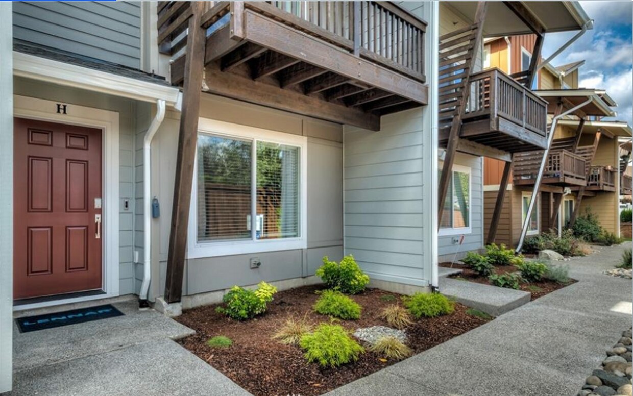 Primary Photo - OakPointe spacious 2-bedroom Town Home wit...
