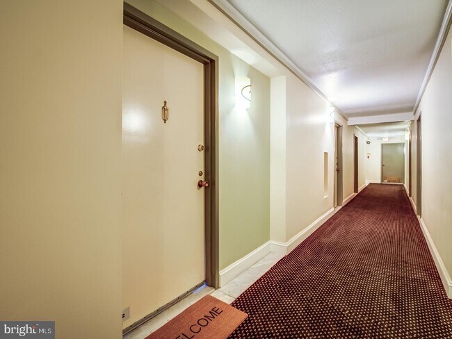 Foto del edificio - 6100 Westchester Park Dr