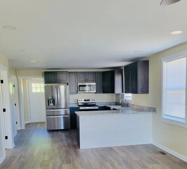 Foto del edificio - Newly Remodeled 3/1 Move In Ready Now!