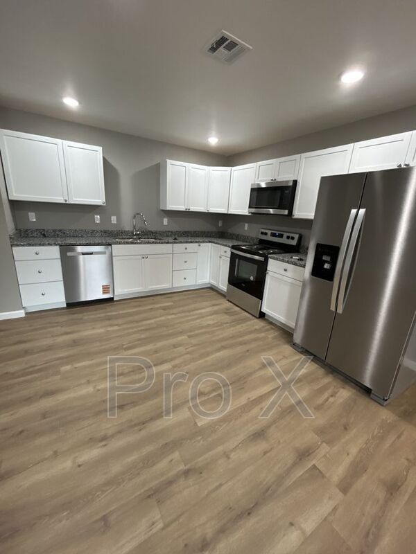 Building Photo - 714 Columbus St