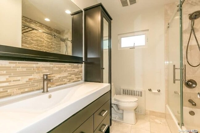 Building Photo - 11 Soundview Dr