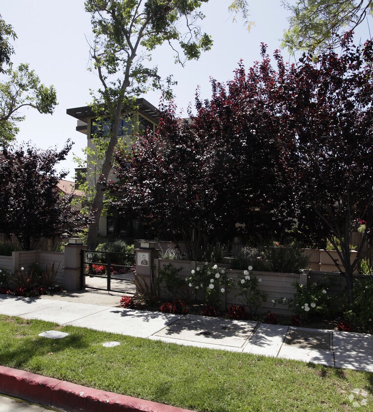 Building Photo - 1435 Havenhurst Dr