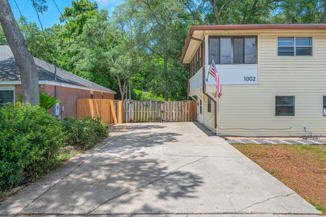 Building Photo - 1002 High Grove Ct