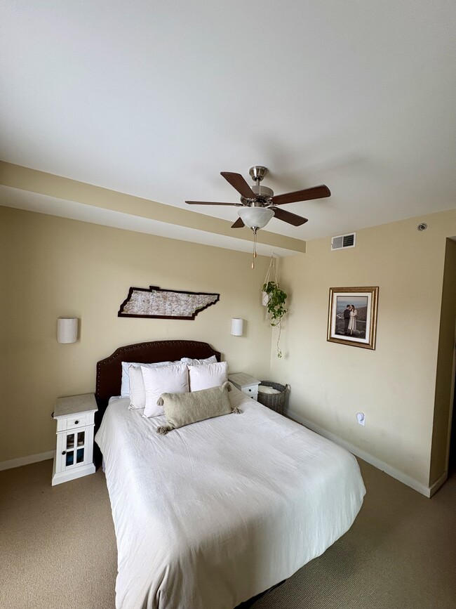 bed room - 200 Manufacturers Rd