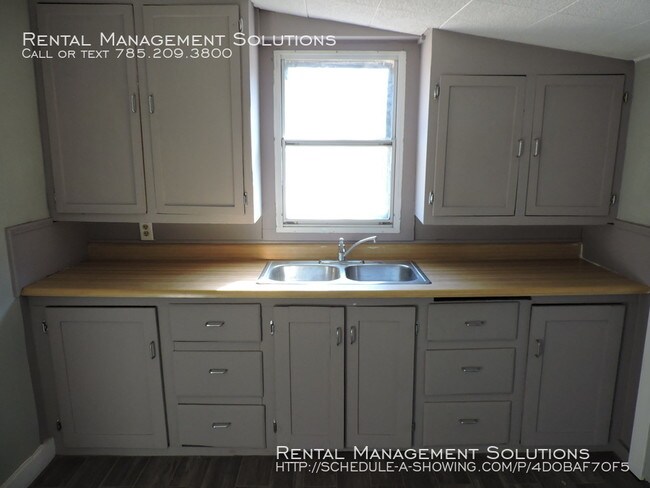 Building Photo - 1835 NW Tyler- MOVE IN SPECIAL