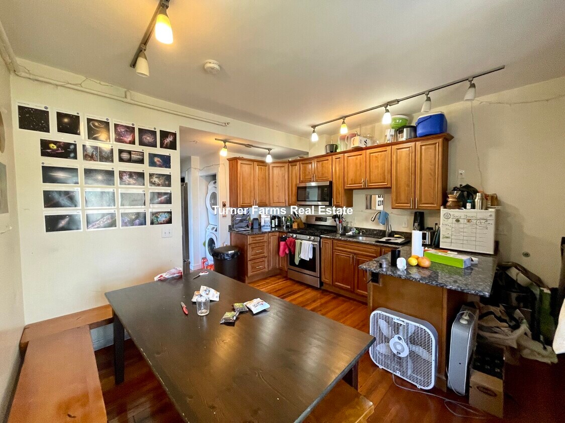 Primary Photo - 241 Norfolk St