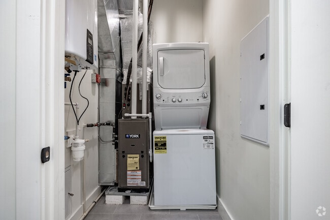 2BR, 2BA - 1,027SF - 604 Bloomfield