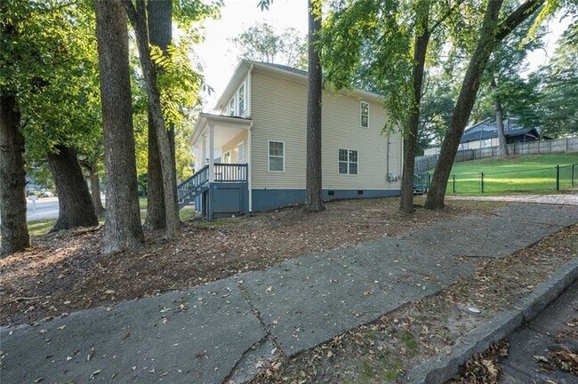 Building Photo - 1331 Memorial Dr SE