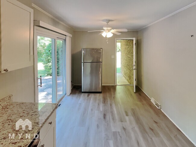 Building Photo - 2303 Greenleaf Dr
