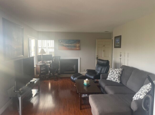 Living Room - 545 S Walnut St
