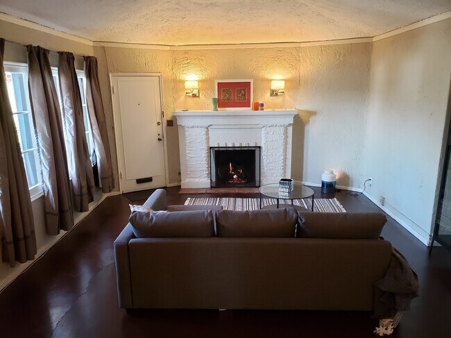 Foto del edificio - 6821 Iris Cir