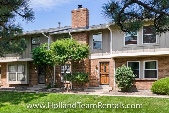 Foto del edificio - Quiet Townhome with Two Master Suites