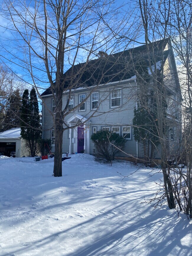 Foto del edificio - 8 E College St