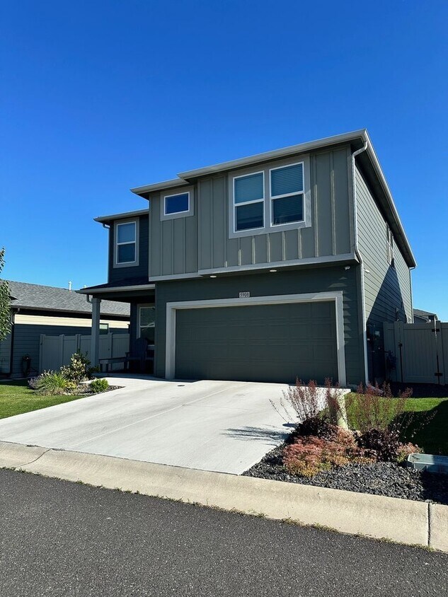 Primary Photo - Modern and Spacious 5BR House in North Spo...